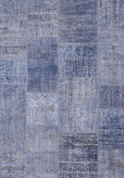 Ankara Patch carpet, in the color denim, from the Wool Collection. - Ankara Patch vloerkleed, in de kleur denim, uit de Wol Collectie.