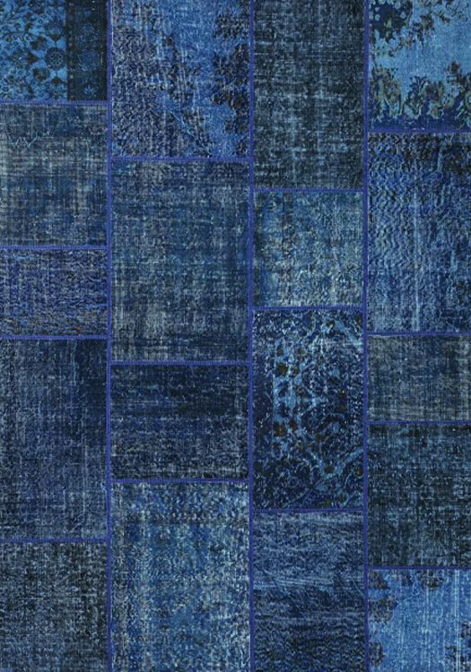 Ankara Patch carpet, in the color dark blue, from the Wool Collection. - Ankara Patch vloerkleed, in de kleur donkerblauw, uit de Wol Collectie.