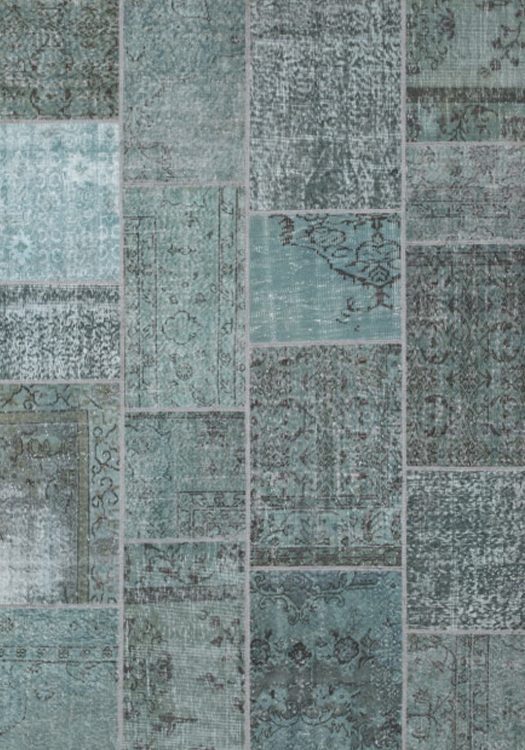 Ankara Patch carpet, in the color light blue, from the Wool Collection. - Ankara Patch vloerkleed, in de kleur lichtblauw, uit de Wol Collectie.