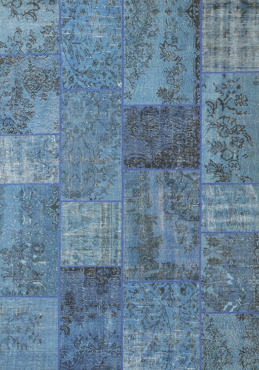 Ankara Patch carpet, in the color parliament blue, from the Wool Collection. - Ankara Patch vloerkleed, in de kleur parliament blauw, uit de Wol Collectie.
