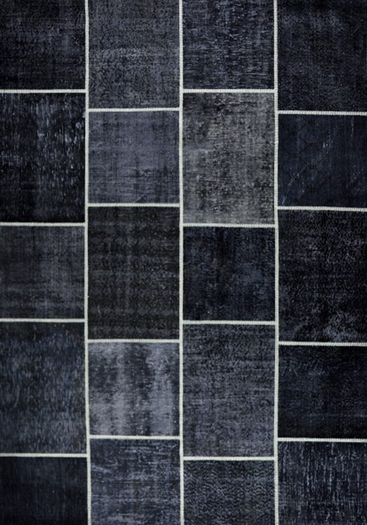 Ankara Patch carpet, in the color black and olive, from the Wool Collection. - Ankara Patch vloerkleed, in de kleur zwart en olijf, uit de Wol Collectie.
